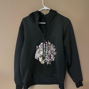 Moda Nellav black hoodie with tiger flower print